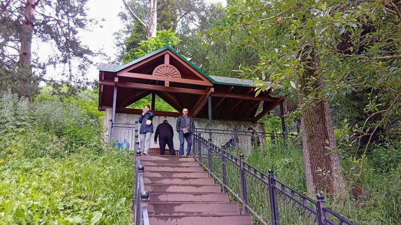 Родник на склоне холма под Городком.