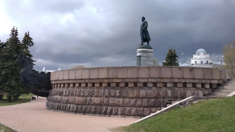 Памятник Афанасию Никитину в Твери.