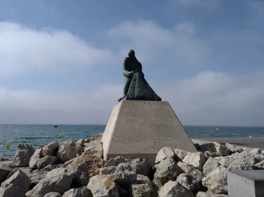 Скульптор — Рамон Ферран. Памятник изображает рыбака...