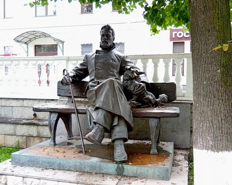 Памятник А. П. Чехову. Скульптор В. Курочкин.