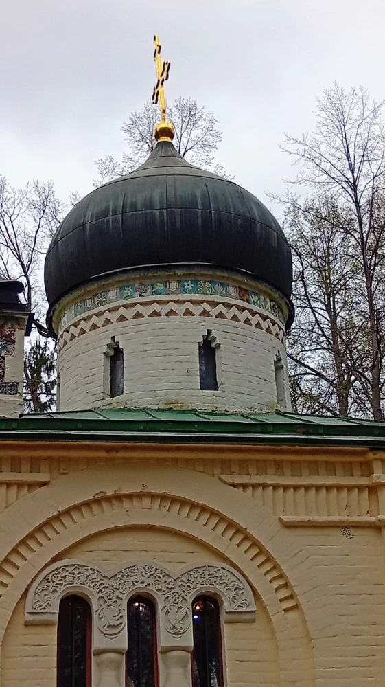 Абрамцевская майолика на фризе.