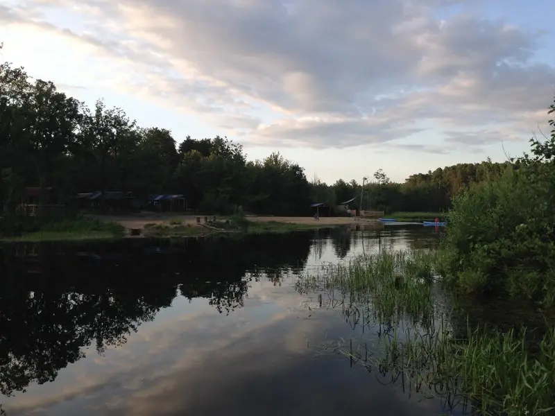 Можно снять лодку напрокат и рыбачить.