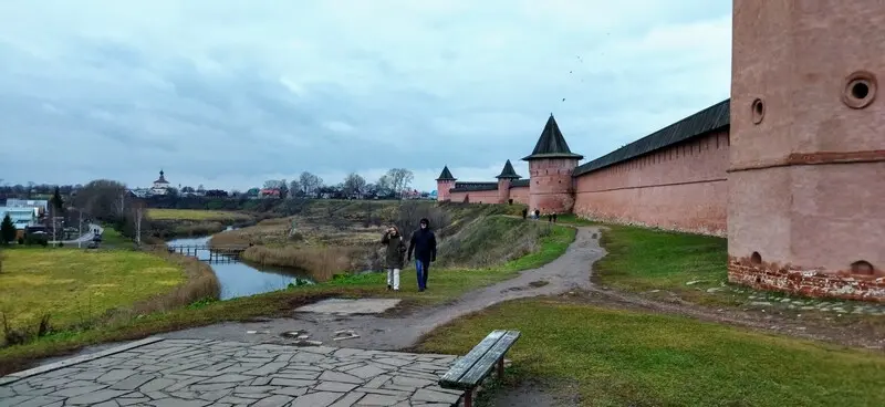 Пошли немного прогуляться и где-нибудь пообедать.