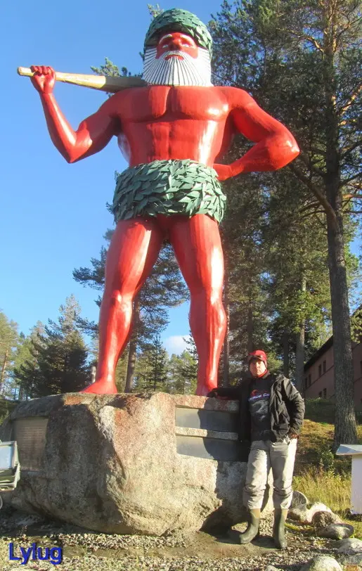Красный великан — символ шведской Лапландии.