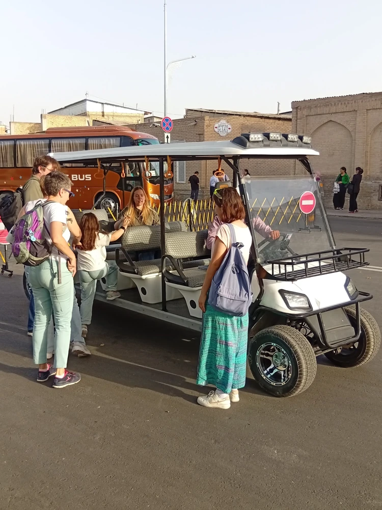 «Тук-тук», как один из видов туристического транспорта Бухары.