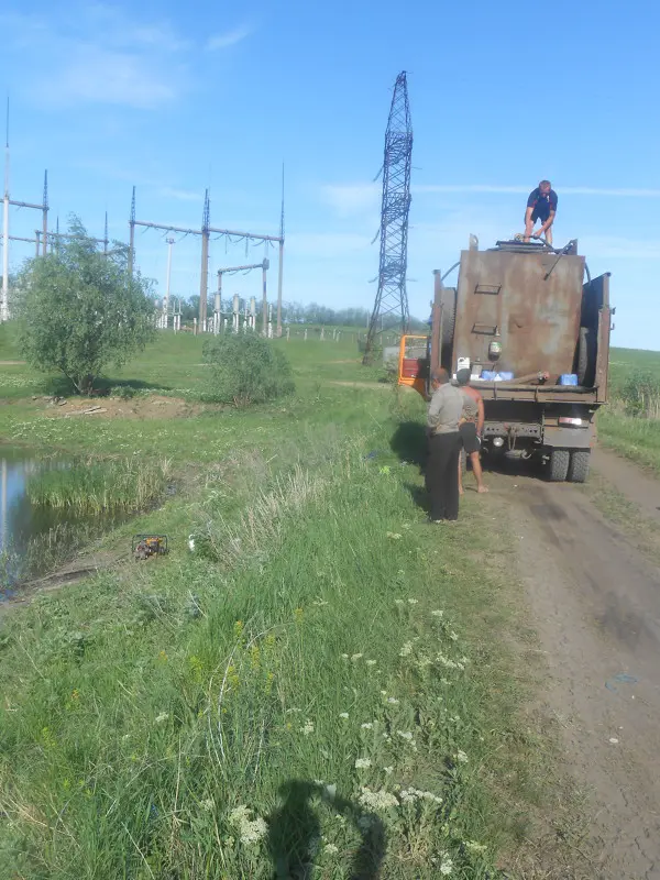 Давай сворачиваться- генератор слева на берегу, помпа в вводе.