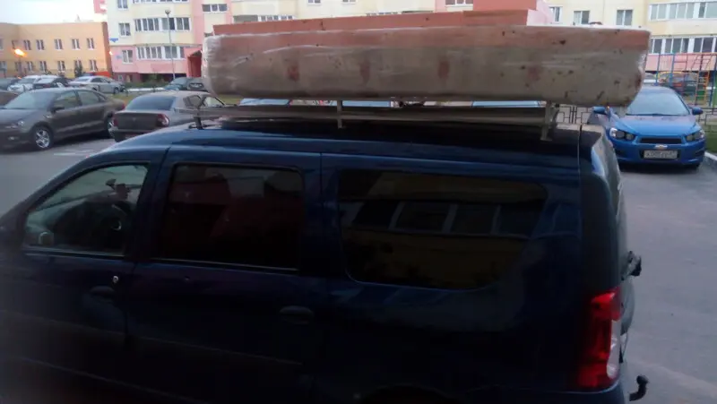 Перевозка лодки на крыше авто.