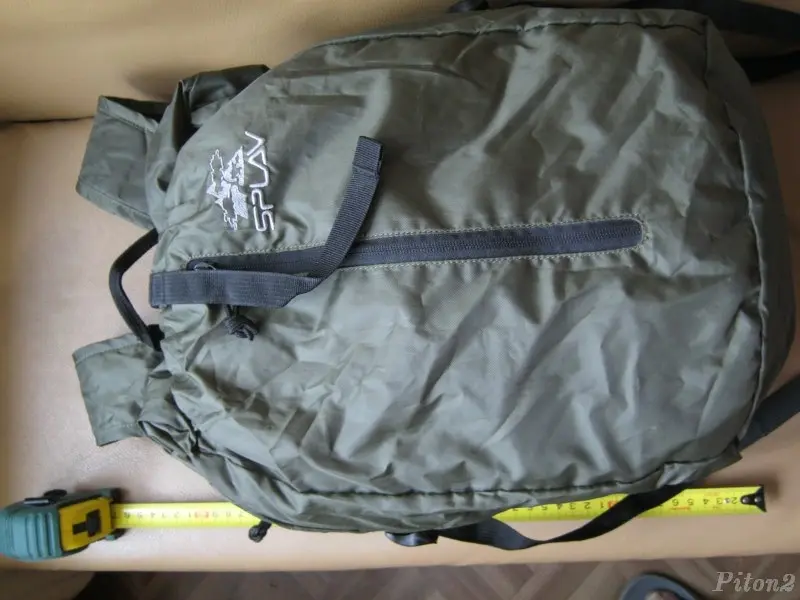 Наполненный и слегка утянутый рюкзак, По высоте — 40 см