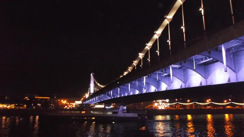 Крымский мост в ночной подсветке.