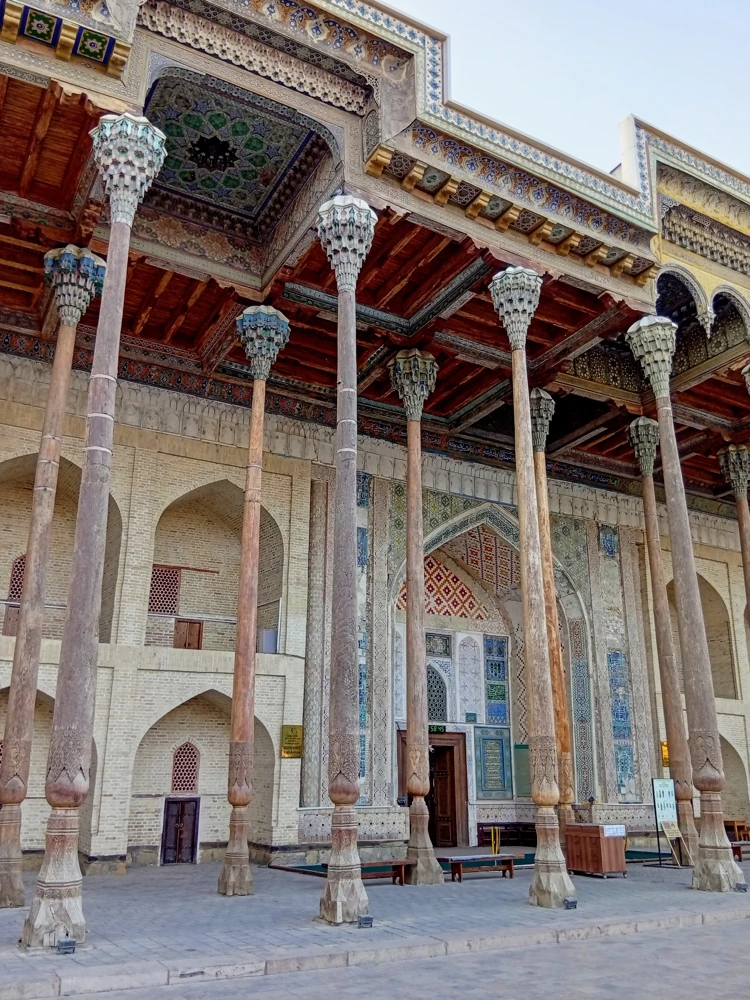 Айван мечети Боло-Хауз.