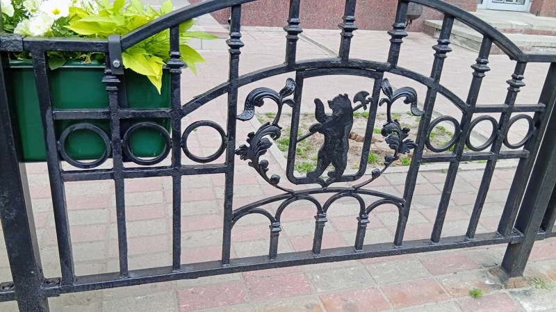 Древний герб Ярославля на чугунной ограде.