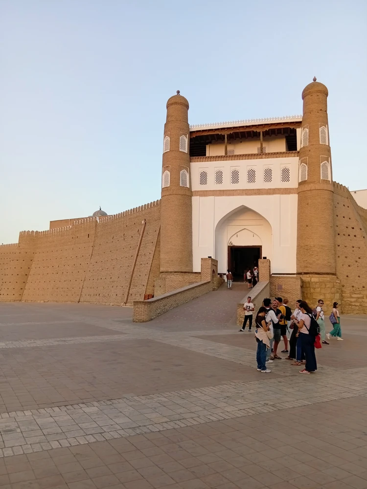 Вид на стены Арка с площади Регистан.