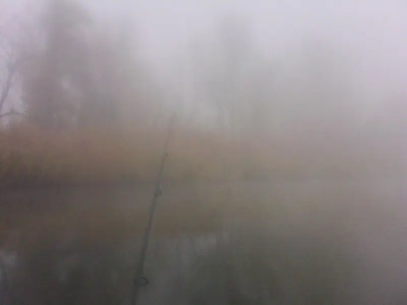 В тумане с трудом видно собственный спиннинг
