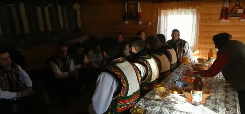 Распеваются. Тем временем хозяйка накрывает стол