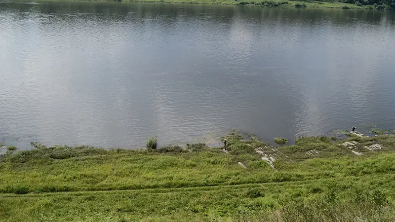 Хорошо хоть шляпу на спуске не потерял, жарко даже у воды.