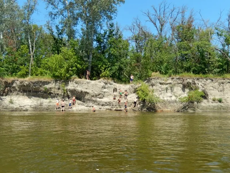 Местная детвора с удовольствием купается и прыгает в воду с крутого берега.