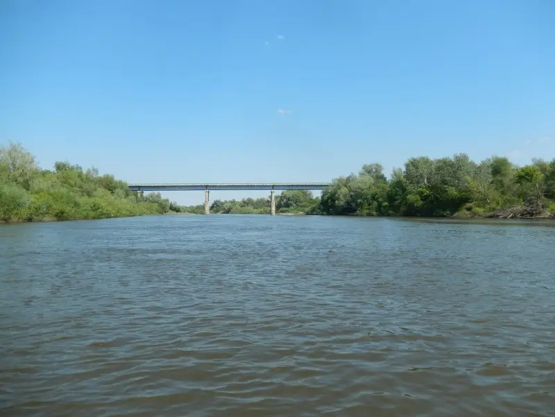 Не задерживаясь долго на речке, выходим в Хопёр. Показался Усть-Бузулукский мост.