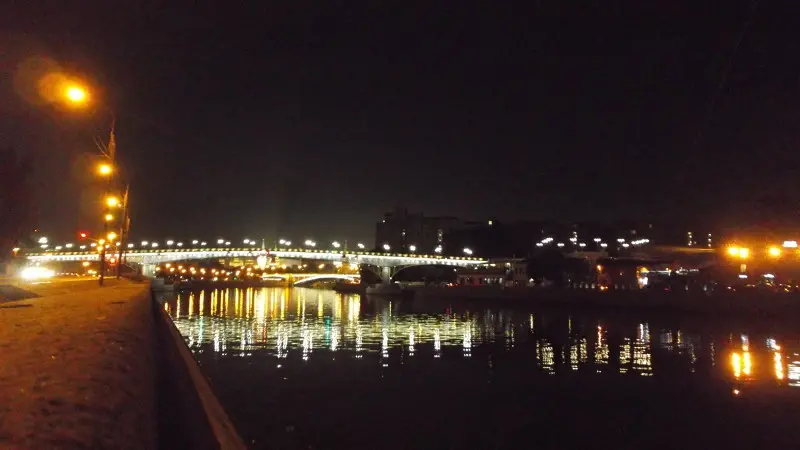 Патриарший мост в ночном убранстве.