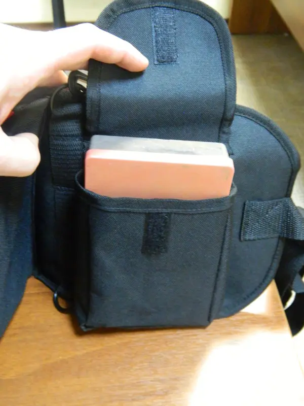 В боковой карман можно вставить маленькую коробку, или коробку для фурнитуры.