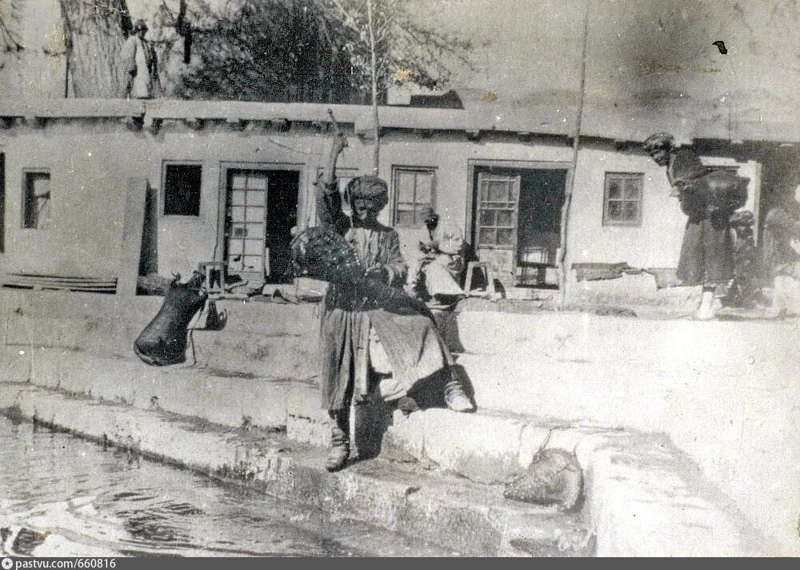 Водонос на грязных берегах Ляби-хауза. 1898-1902 гг. Источник фото: https://pastvu.com/p/660816