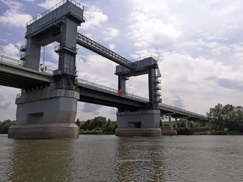 Казанский мост. Любопытно что центральный проем поднимается для прохода судов, хотя мост был...