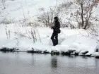 При помощи определённых взмахов палками с кольцами люди призывают рыбу на сушу. Получается не...