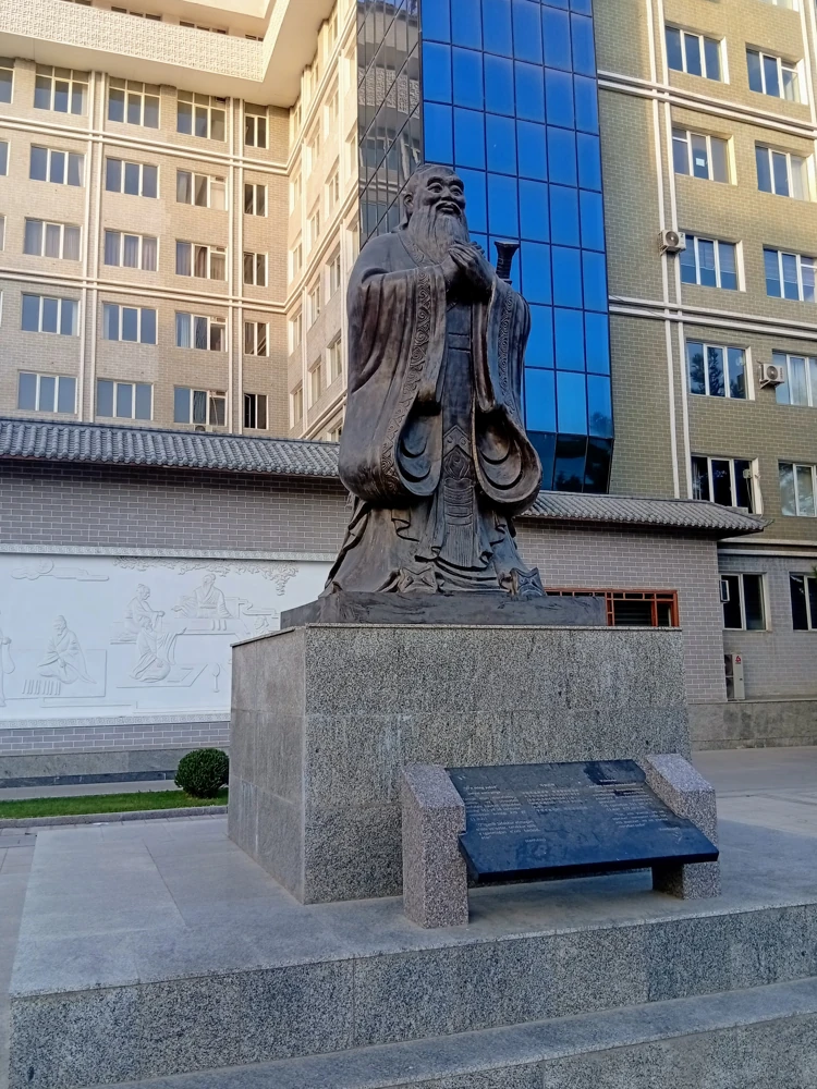 Китайский сквер, статуя Конфуция.