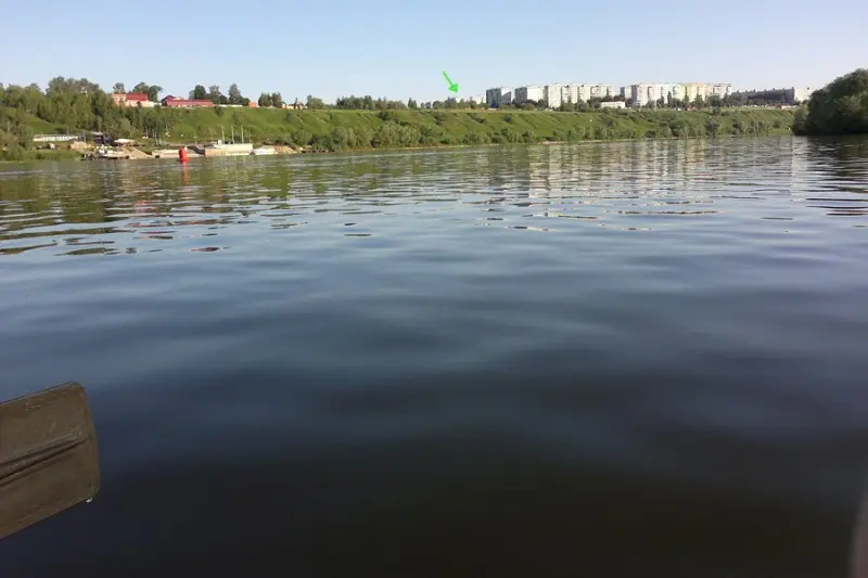 Солнце уже светит и греет, подсыхают и поднимаются в воздух комары. Стрелочка указывает на наш...