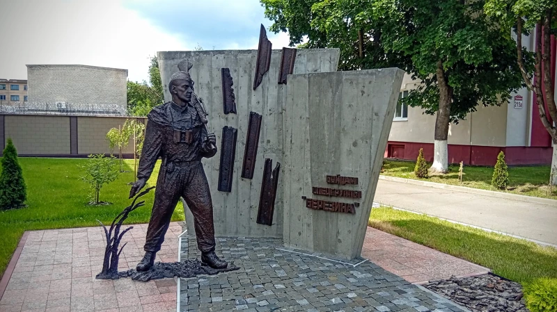 Памятный знак, посвященный бойцам спецгруппы «Березина».