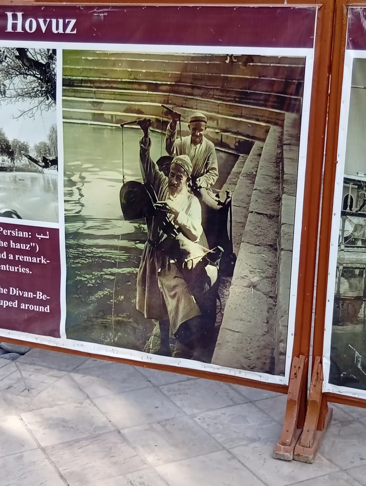 Машкопы (водоносы) набирают воду. Стенд у Ляби-Хауза.