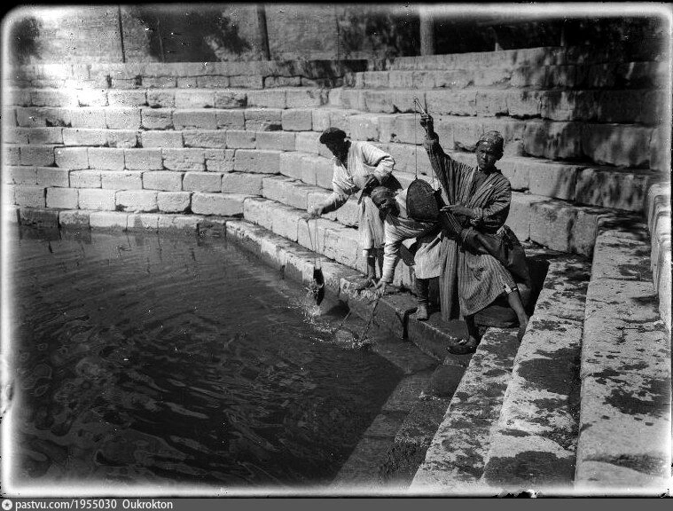 Машкопы (водоносы) набирают воду из пруда Боло-Хауз, 1926 г. Источник фото...