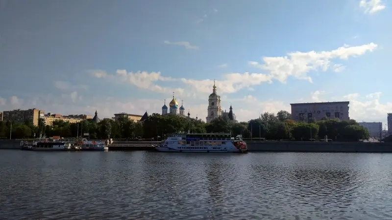 Москва, по ком звонят твои колокола? Москва, почём твои златые купола?