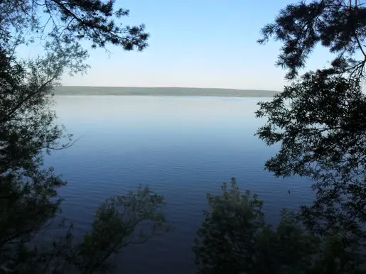 Вид на водохранилище с высокого берега