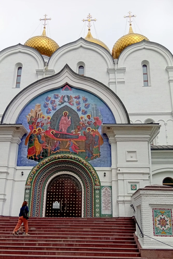 Успенский собор. Изразцовое панно «Успение Пресвятой Богородицы» над западным порталом