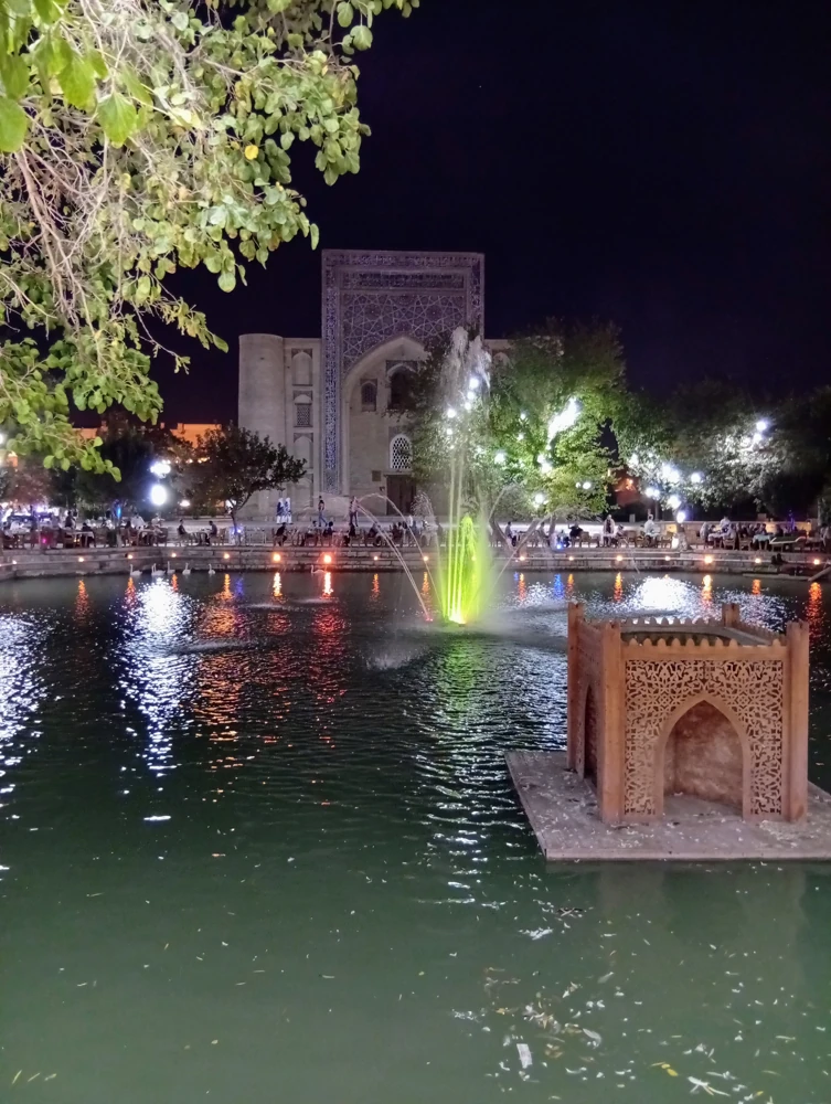 Ханака Надир-Диван-Беги и хауз Надир-Диван-Беги ночью.