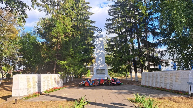 Братская могила бойцам и командирам Красной Армии, погибшим в годы Гражданской войны 1918-20 гг....