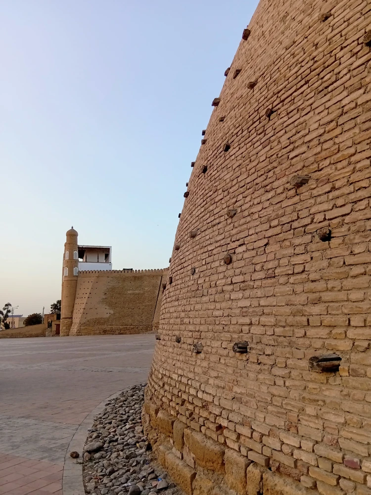 Торцы брёвен, выступающие наружу из крепостных стен.