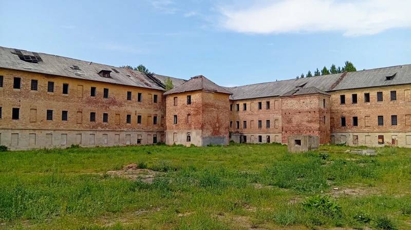 Казармы постройки 1830 года, часть центрального корпуса и левое крыло.