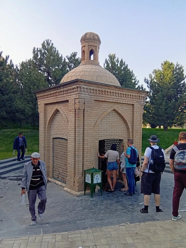 Источник у мавзолея пророка Даниила.