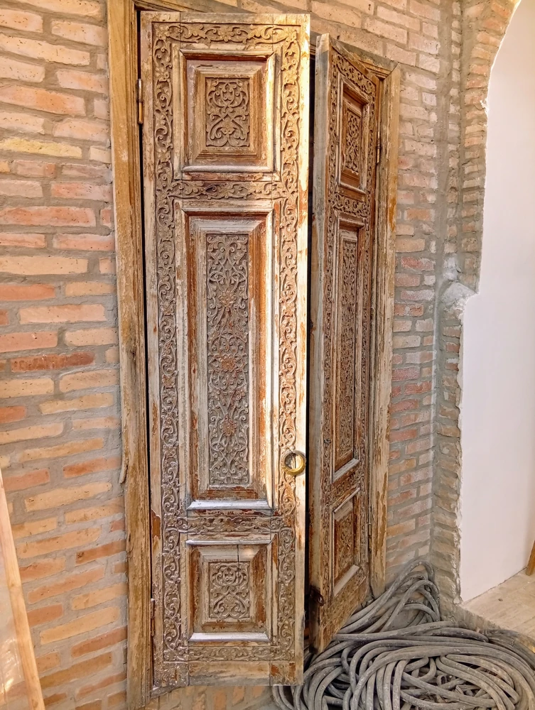 Старинные двери в Медресе Баракхан.