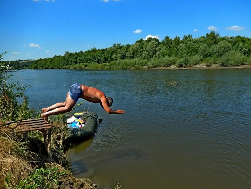 Жара. Немного отплыв от города, мы причаливаем к берегу и купаемся.