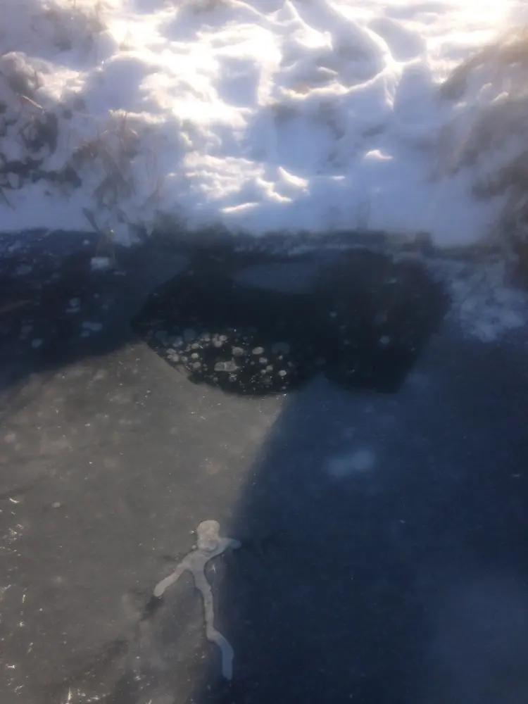 По пути домой на соседнем карьере было обнаружено, видать кто-то глубину подо льдом решил замерить.