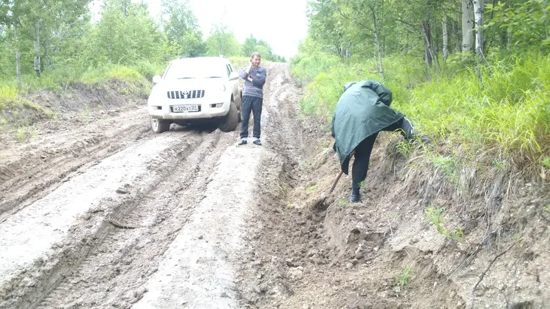 Это к той фотографии, где лесовоз раскорячился. С лопатой это я. Воюю с природой!