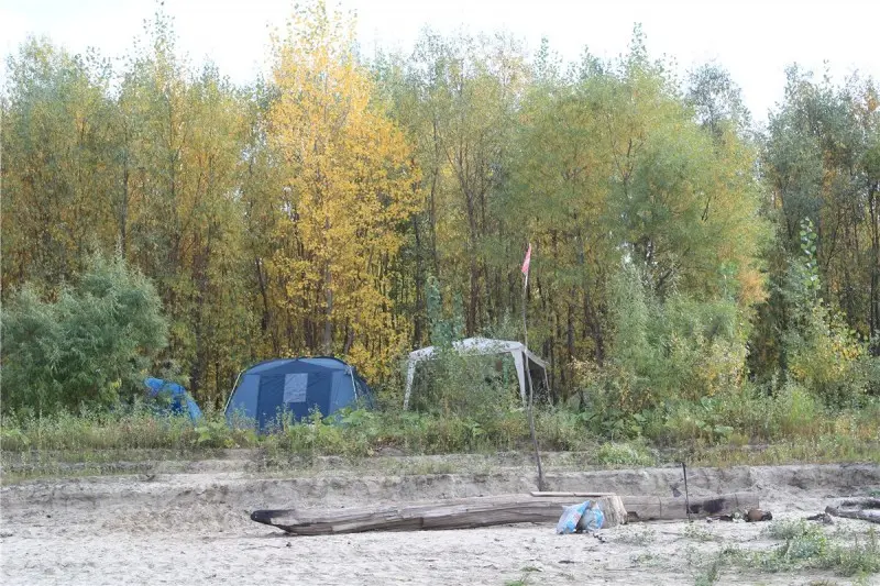 Лагерь спрятали от ветра, я свой шатер так спрятал, что на фото его сложно разглядеть, он самый...