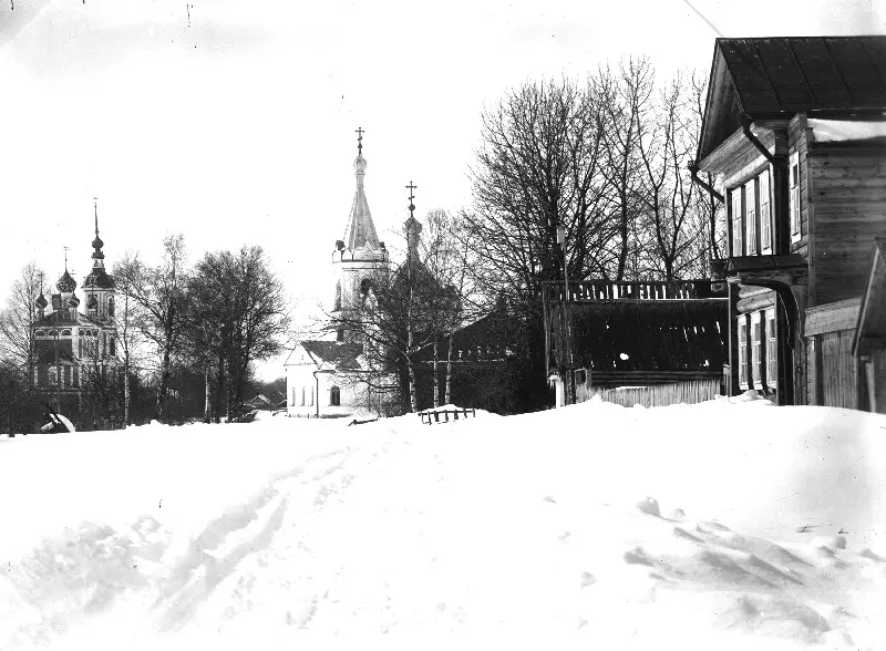 Вид на Ильинско-Преображенскую Церковь и Церковь Рождества Христова на Горе, начало XX века.