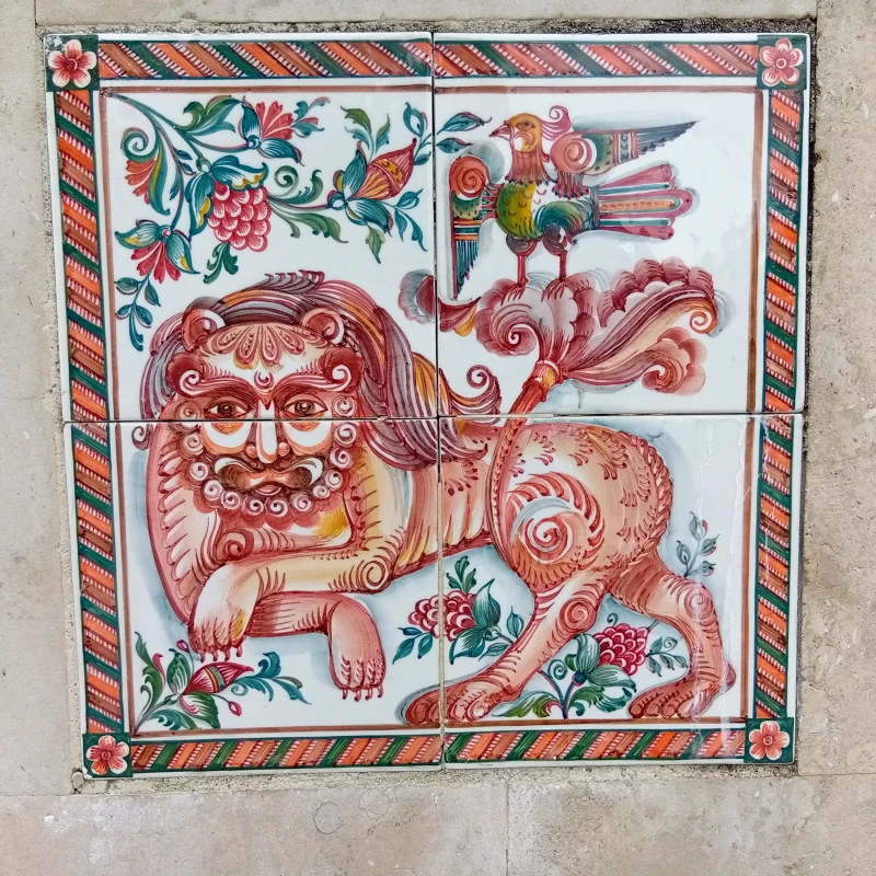 Изразцовые панно на бетонных клумбах.
