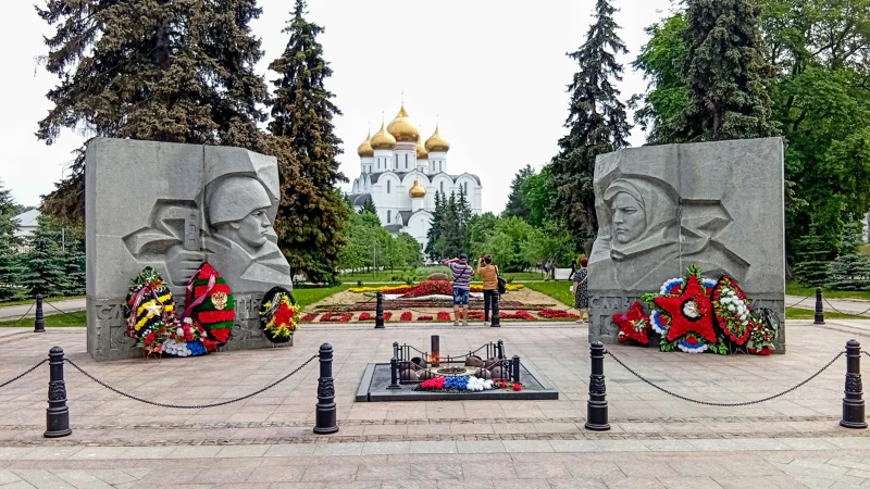 У Вечного огня.