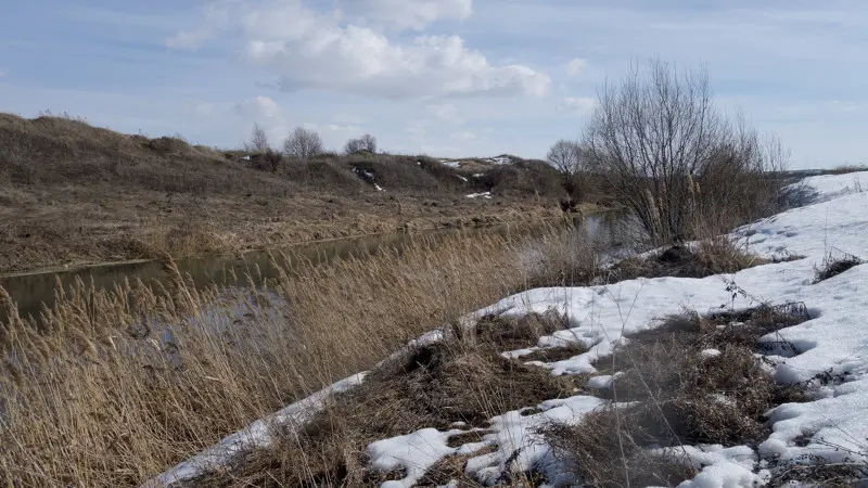 А ту и не скажешь, что снега по уши :)