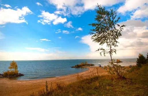 Осенний пляж, подходящее место для рыбалки