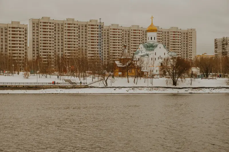 Вид на Братеево, со стороны Марьино. Левее, постоянно тренируются нахлыстовики